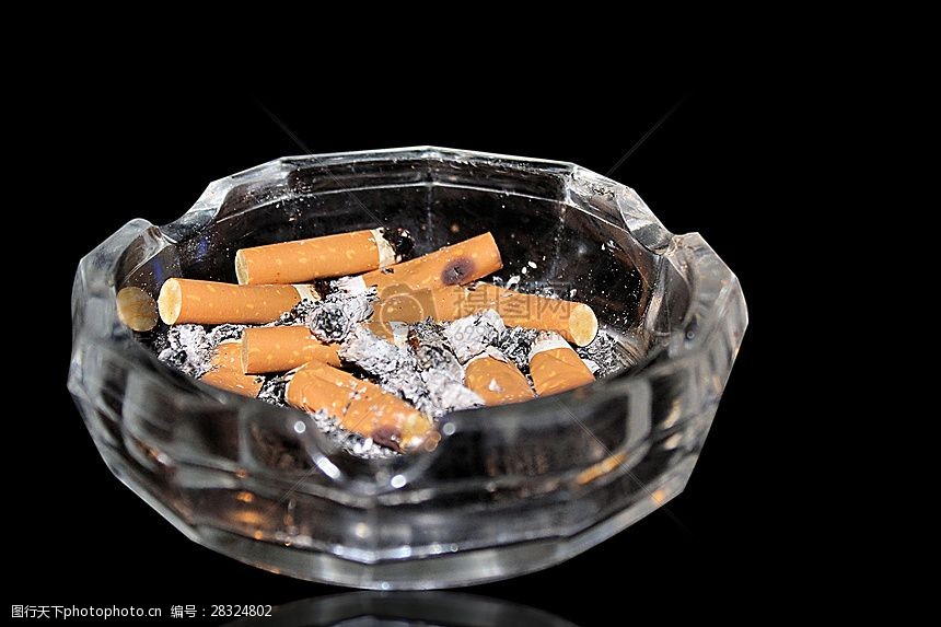 关键词:盛满烟灰的烟灰缸 烟灰缸 倾斜 吸烟 不良 烟头 成瘾 健康