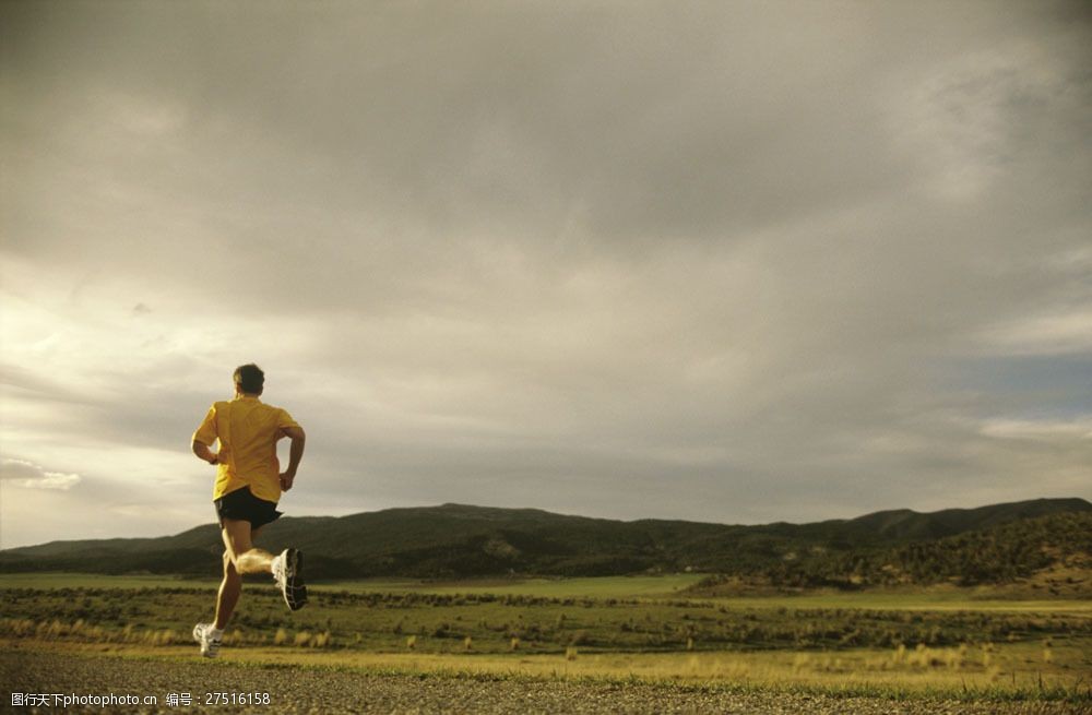 野外跑步的男人图片