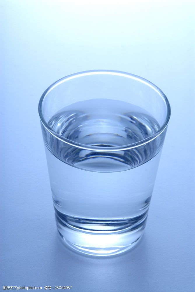 蓝色背景 水 水杯 玻璃杯 一杯水 盛水 清水 清澈 高清图片 图片素材