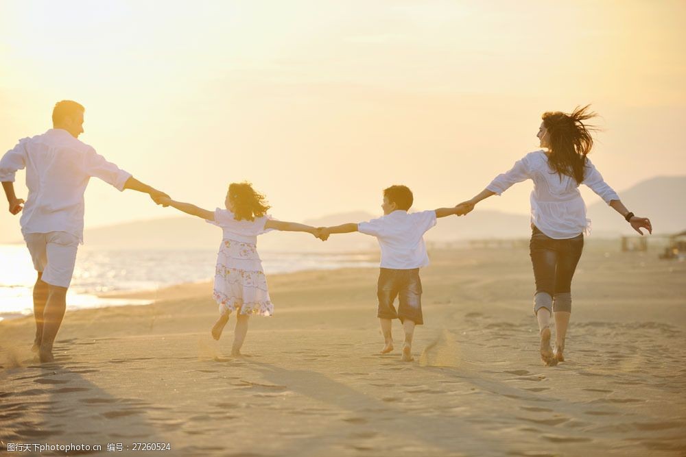沙滩上手牵手的幸福家庭图片