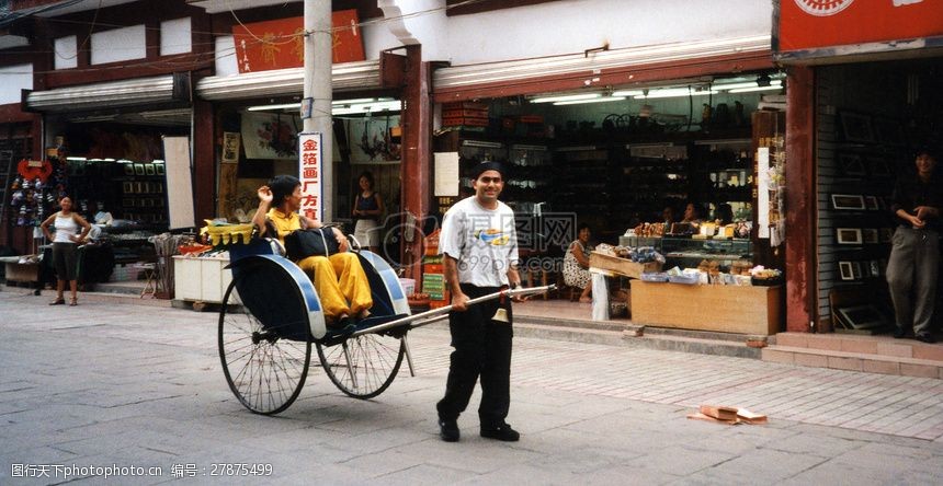 商店钱拉车的人