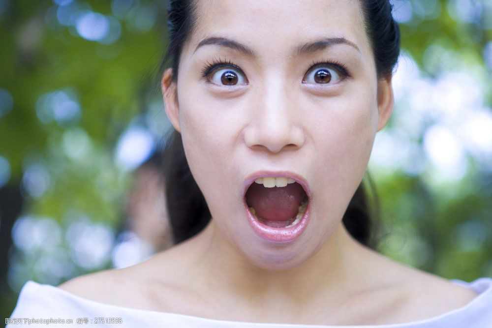 惊讶表情的美女图片