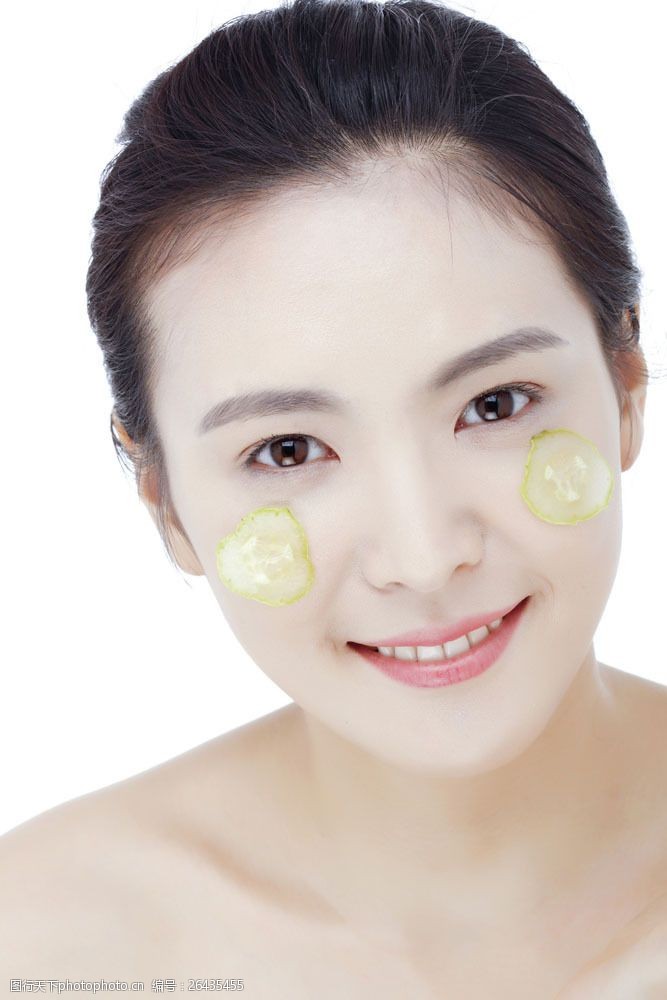 设计图库 高清素材 人物  关键词:脸上贴着黄瓜片长相甜美的女孩图片
