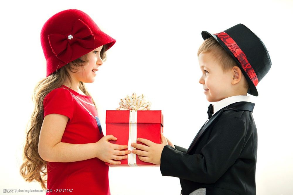 抱着礼物的男孩和女孩图片素材 男孩 女孩 儿童 礼物 可爱 外国人