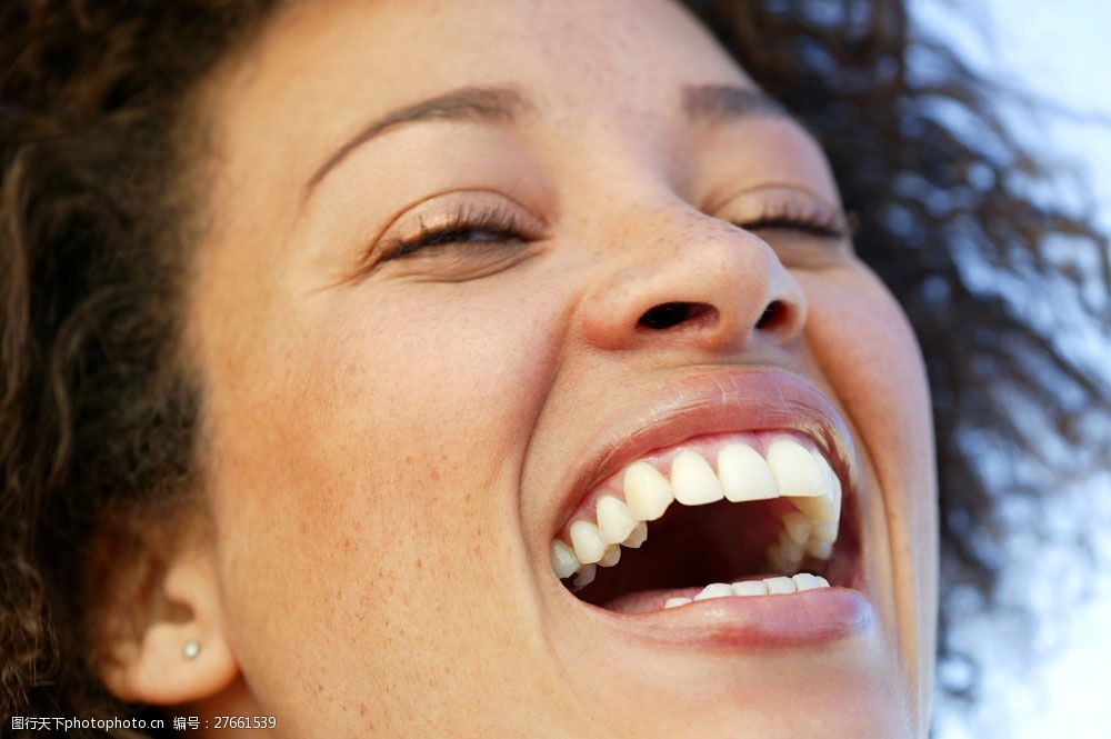 开心大笑的黑人女性图片