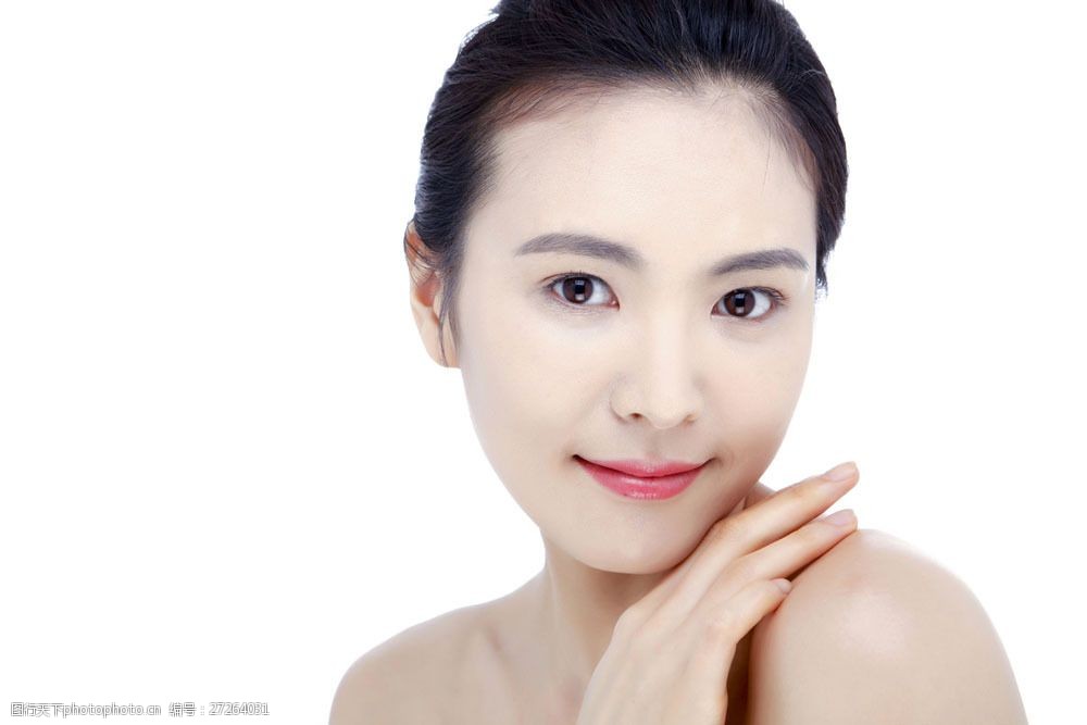 把手放在肩膀上的大眼睛女孩图片图片