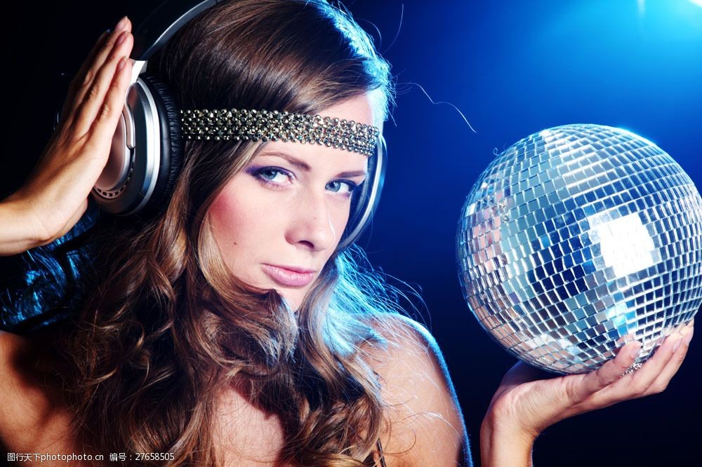 拿七彩球的迪厅美女图片