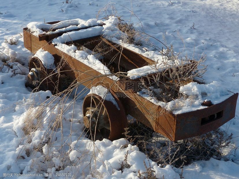 关键词:雪地里的金属小车 独特 特别 吸引 个性 神秘     红色 jpg
