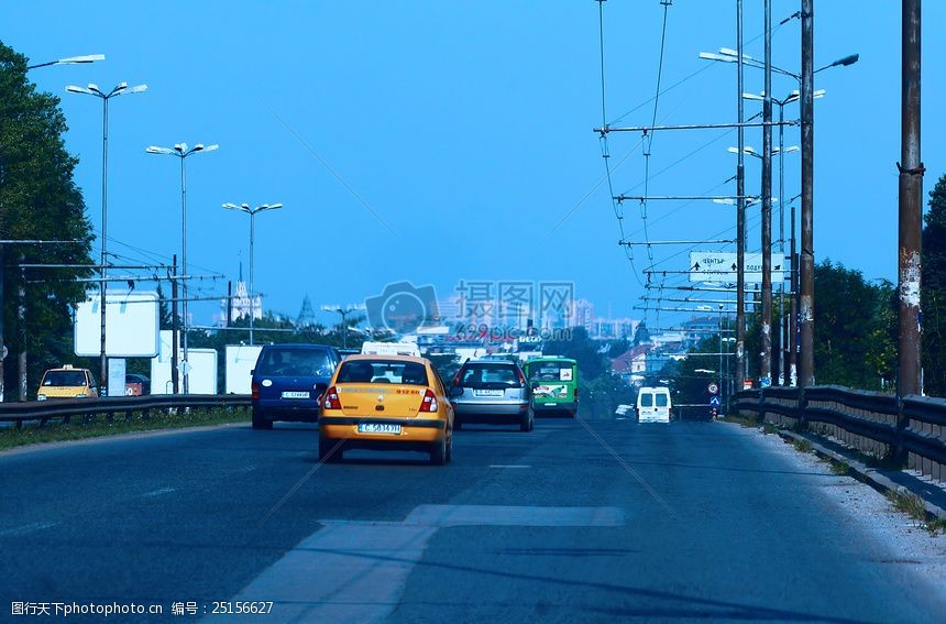 关键词:马路上奔跑的汽车 城市 公路 交通 汽车 黄色 马路 电线