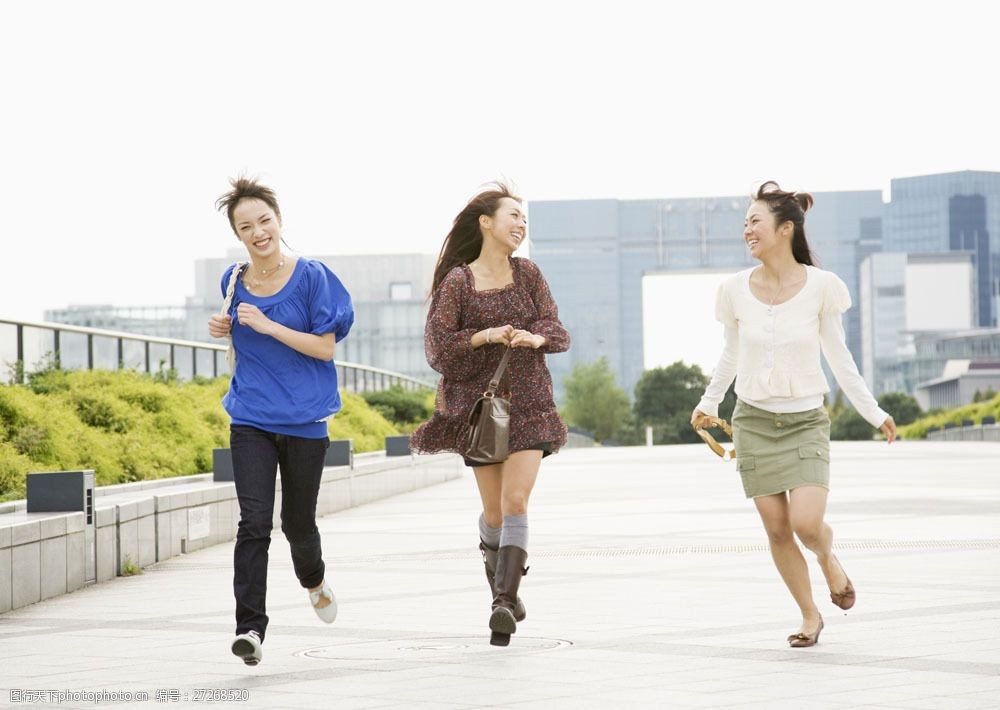 马路上奔跑的少女图片图片