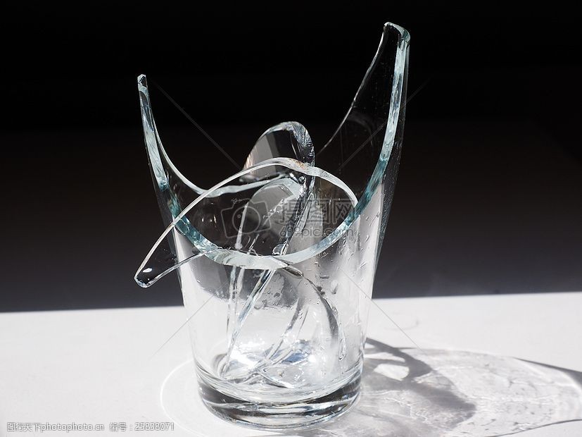 关键词:桌上残碎的玻璃杯 玻璃 碎片 玻璃破损 尖锐 黑色 桌面 破碎