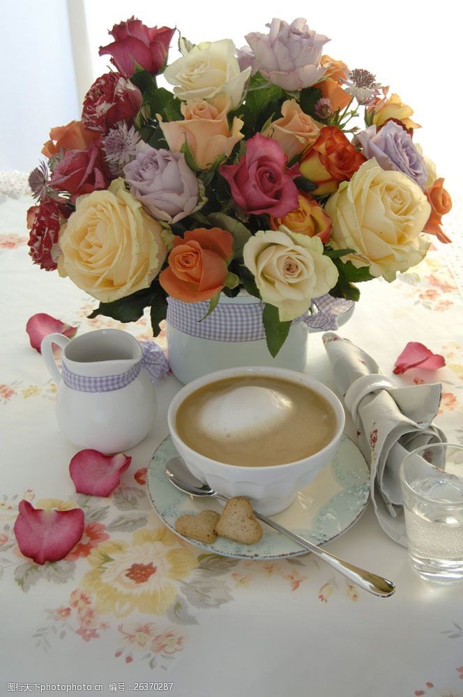 咖啡 咖啡杯 玻璃杯子 花瓶 玫瑰花 花瓣 泡咖啡 浓郁 香浓 温馨 休闲