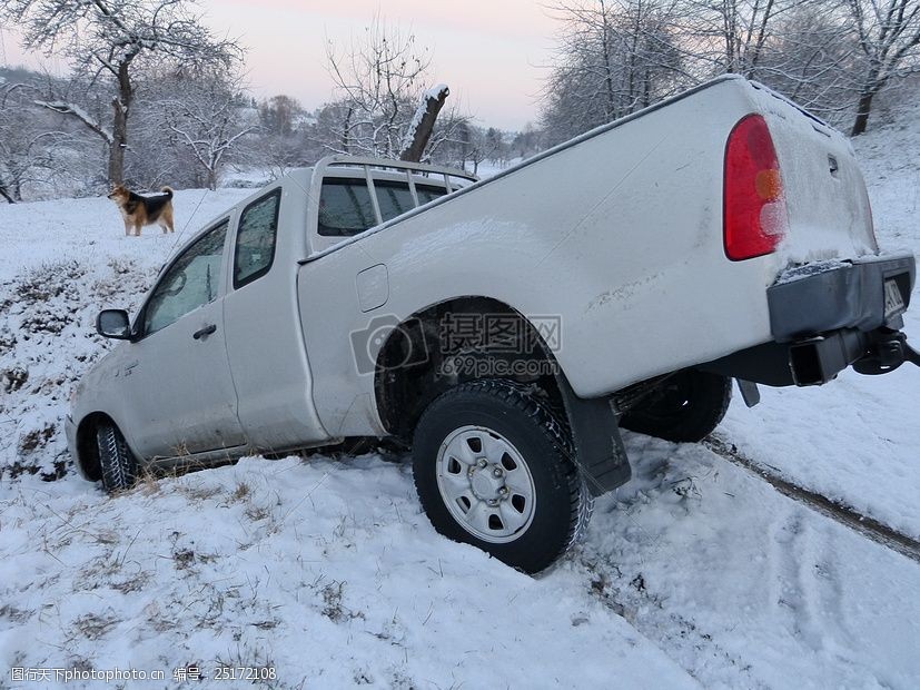 翻到在雪地的汽车