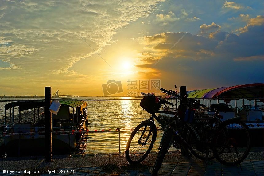 关键词:夕阳下的海面 单车 自行车 海 黄昏阳光 光线 海面 红色