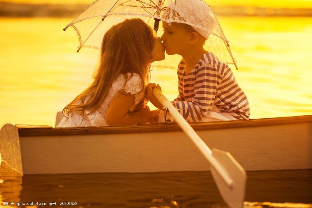 关键词:船上亲吻的儿童图片素材 雨伞 船 男孩 女孩 儿童 幼儿 儿童