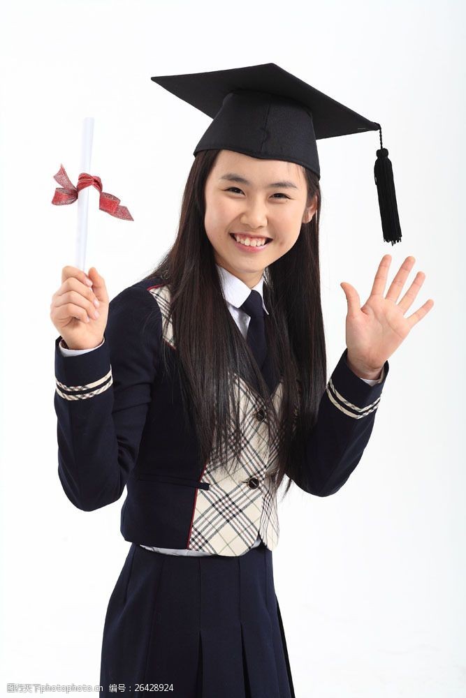 戴着博士帽举着证书的开心女孩图片图片