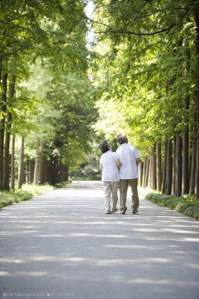 出行 晚年 散步 户外 树林 林中小路 恩爱夫妻 高清图片 老人图片