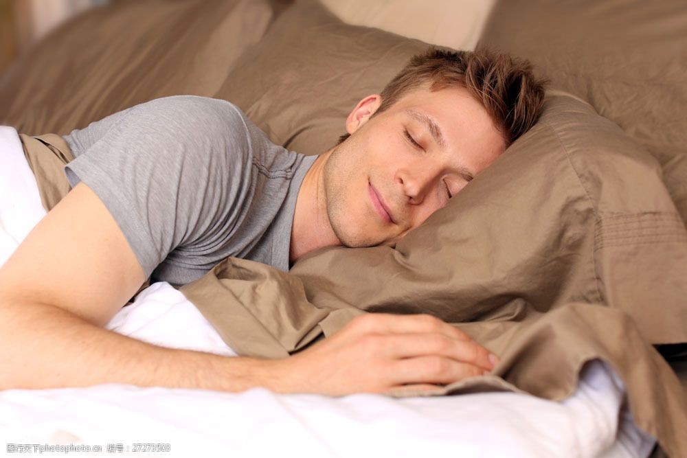 睡觉的外国男人图片