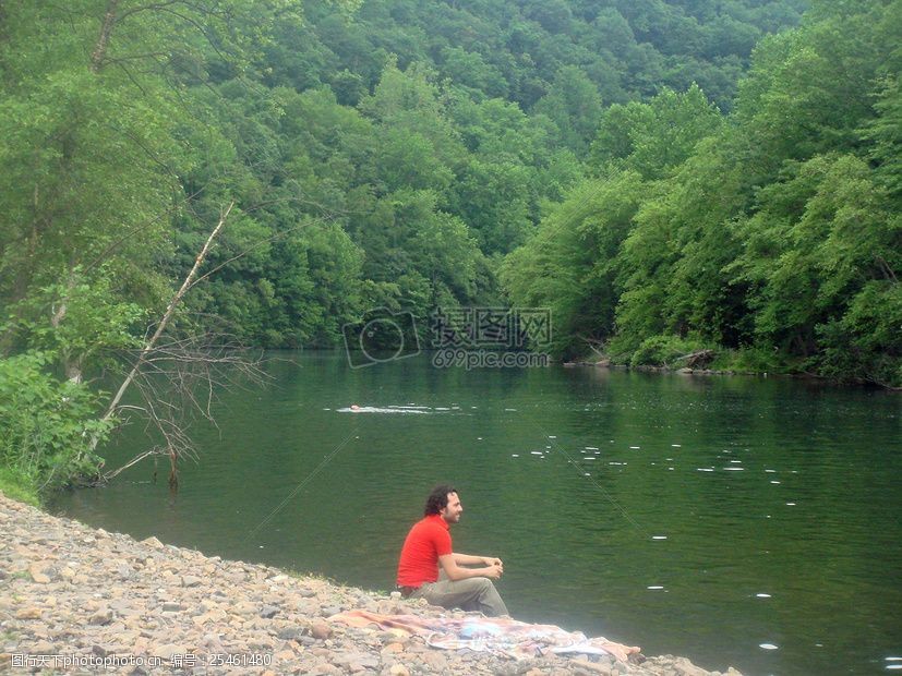 关键词:湖边看风景的人 人与自然 湖水 河 树 户外     红色 jpg