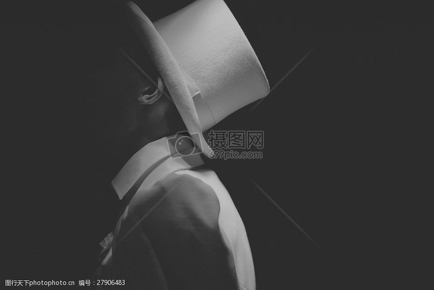 阴影里的男人