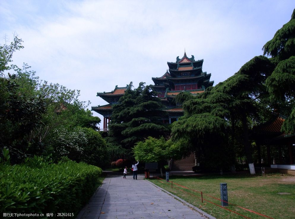 关键词:南京 狮子山风景区 楼阁 蓝天 道路 绿树 南京风光2016 摄影