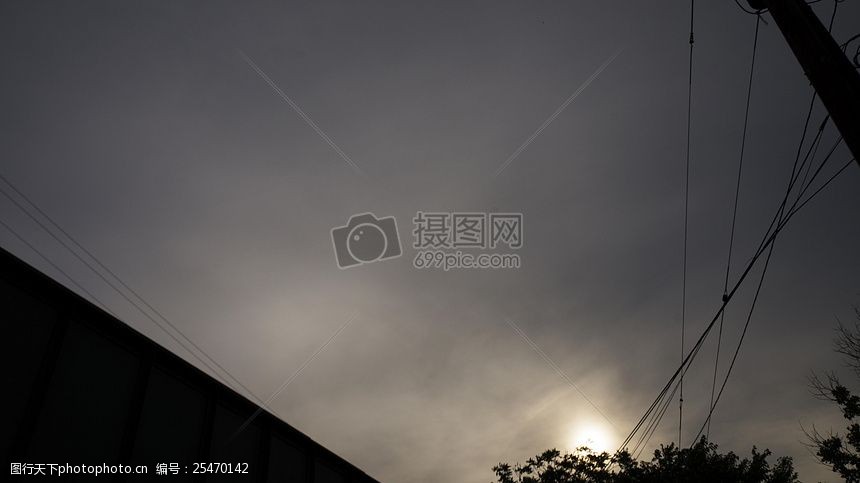 关键词:阴天下的天空 阴天 黄昏 暴风雨 风暴 多云 天空 光芒 电线