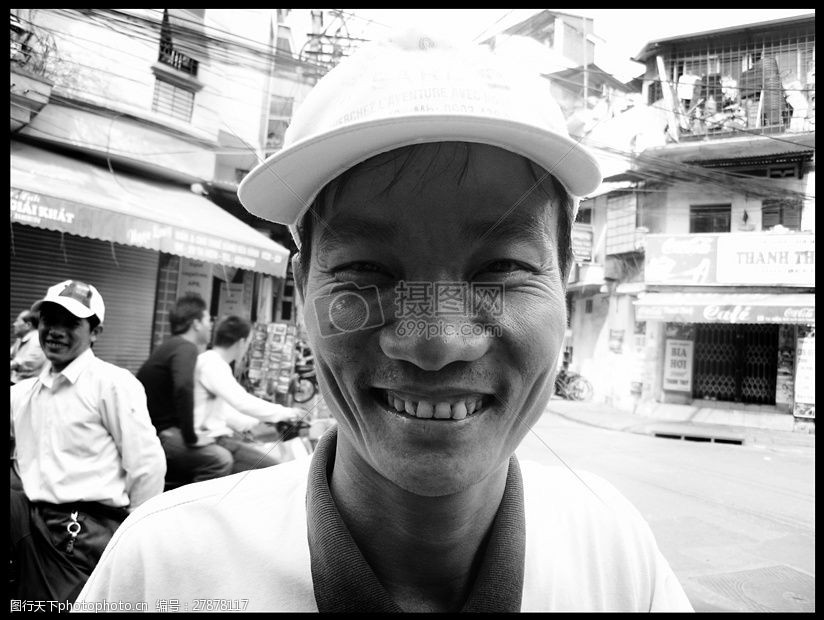 关键词:开心的笑脸 笑脸 男性 男人 街道          红色 jpg