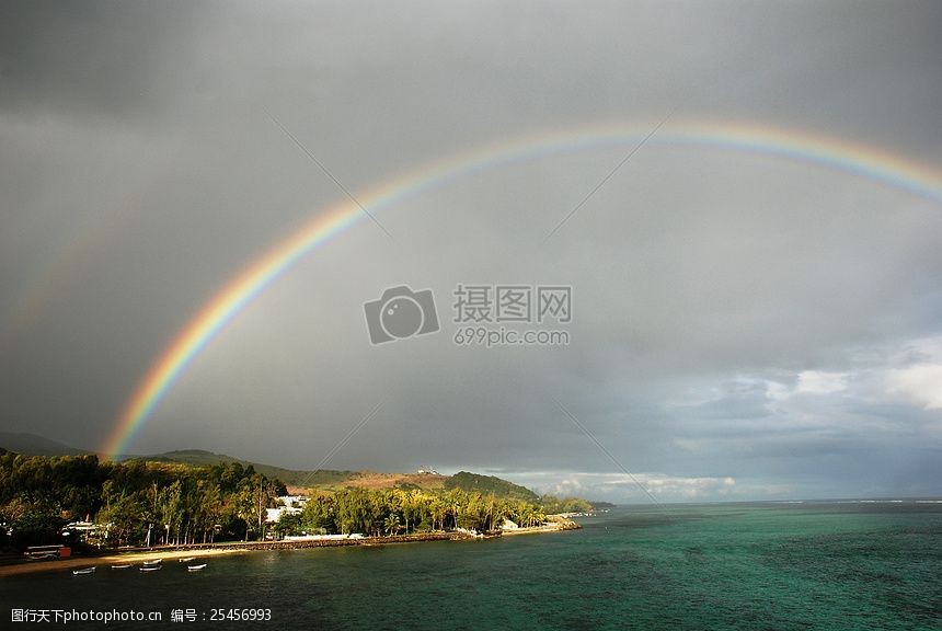 海边天空中的彩虹