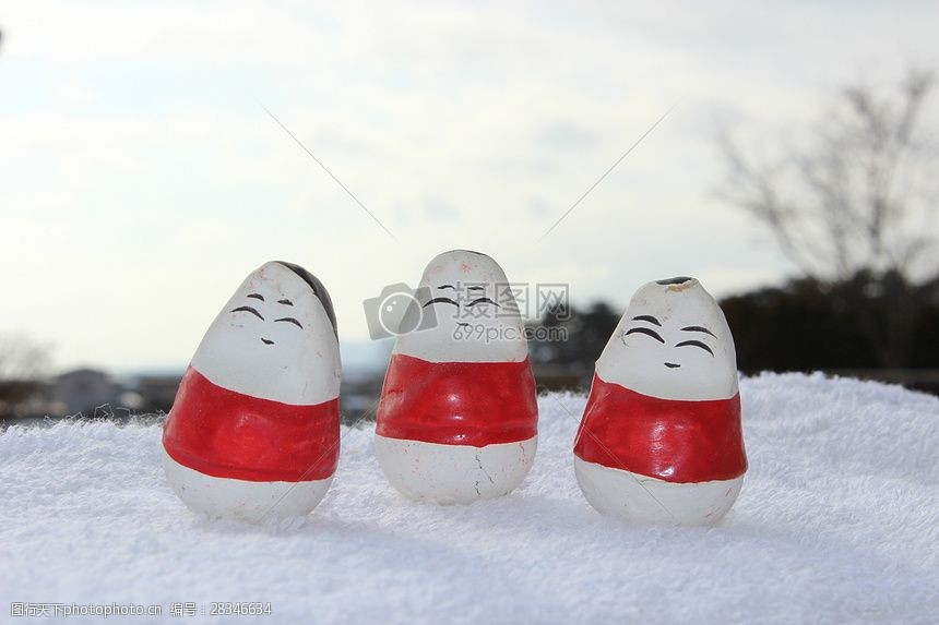 雪地中的可爱小人