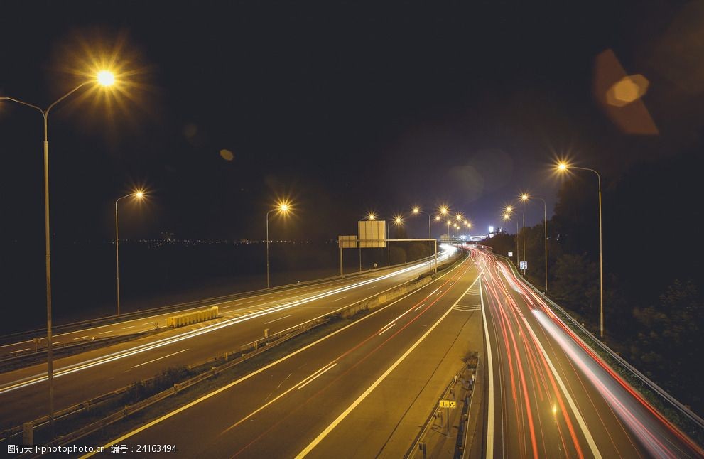 夜色下的城市道路