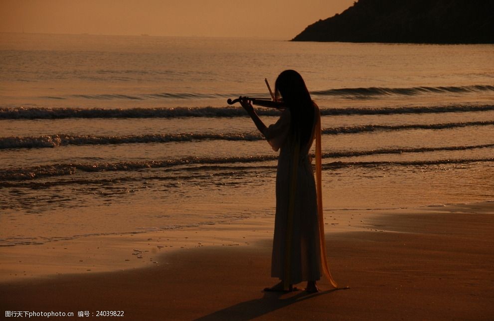 海边拉小提琴的女子