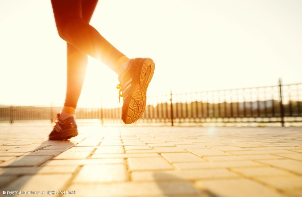 夕阳奔跑前进