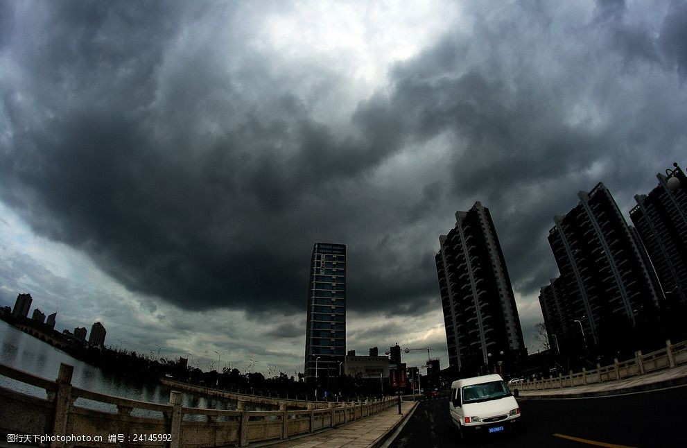 绍兴乌云密布时候街景