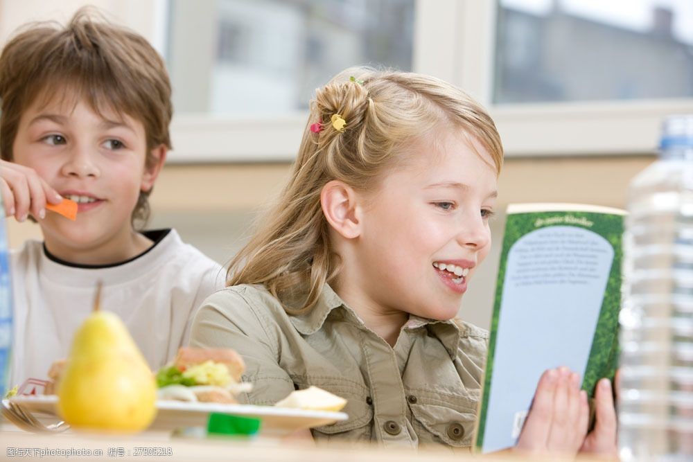 吃饭看书的两个小学生图片