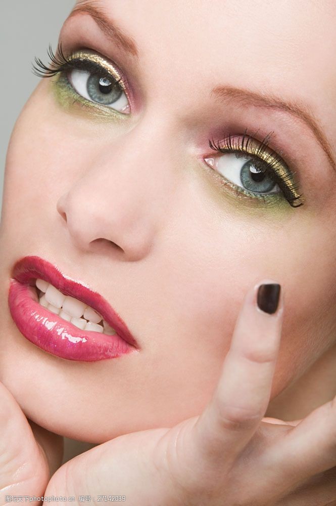 设计图库 高清素材 人物 关键词:捧脸凝视的时尚女人图片素材 红唇