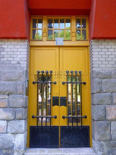 一扇黄色的大门