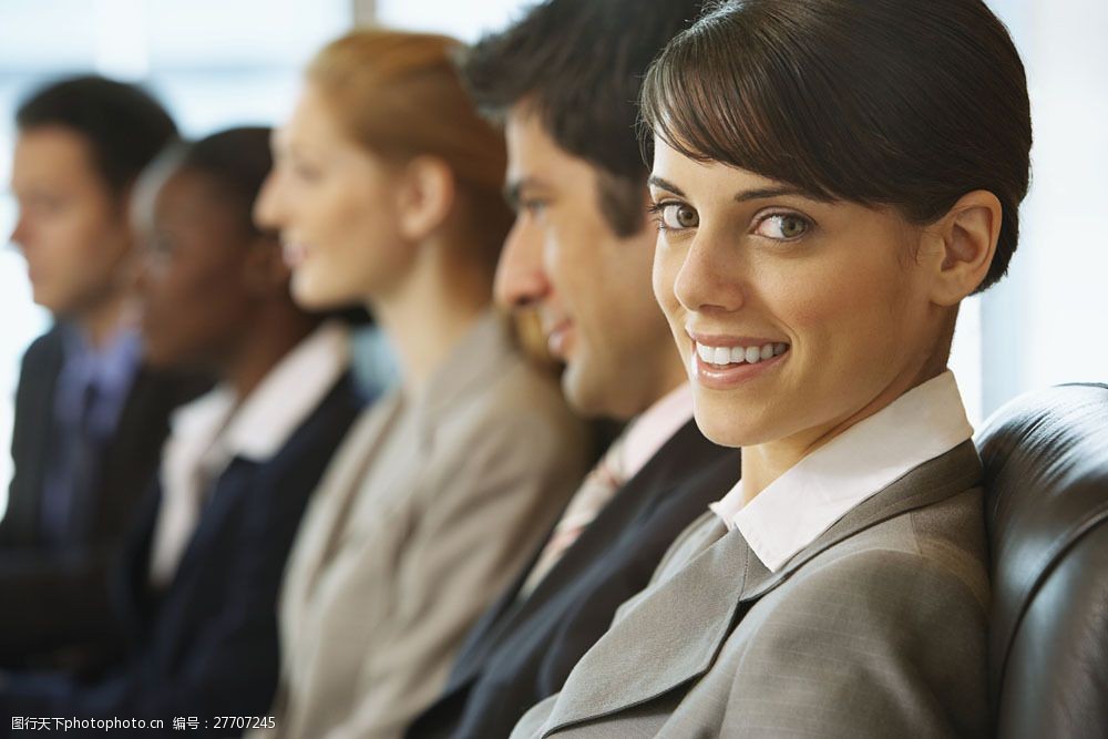 坐在会议室微笑的外国商人图片