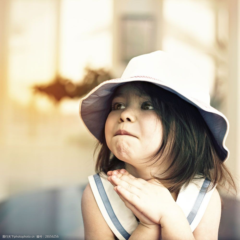 戴帽子的可爱女孩图片