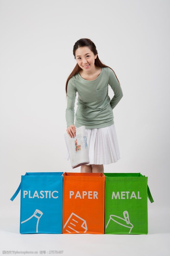分类回收垃圾的环保志愿者美女图片