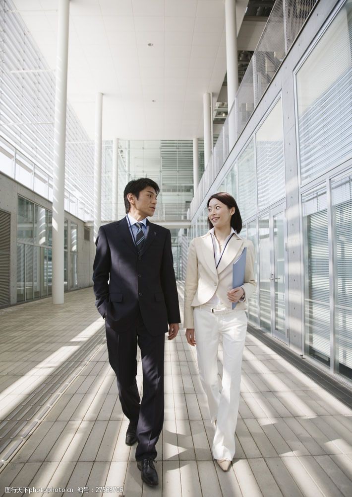 交谈的商务男女图片