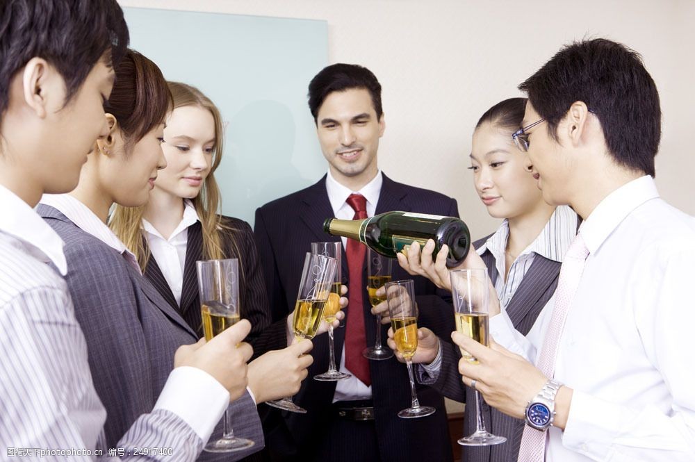喝酒庆贺的商务团队图片