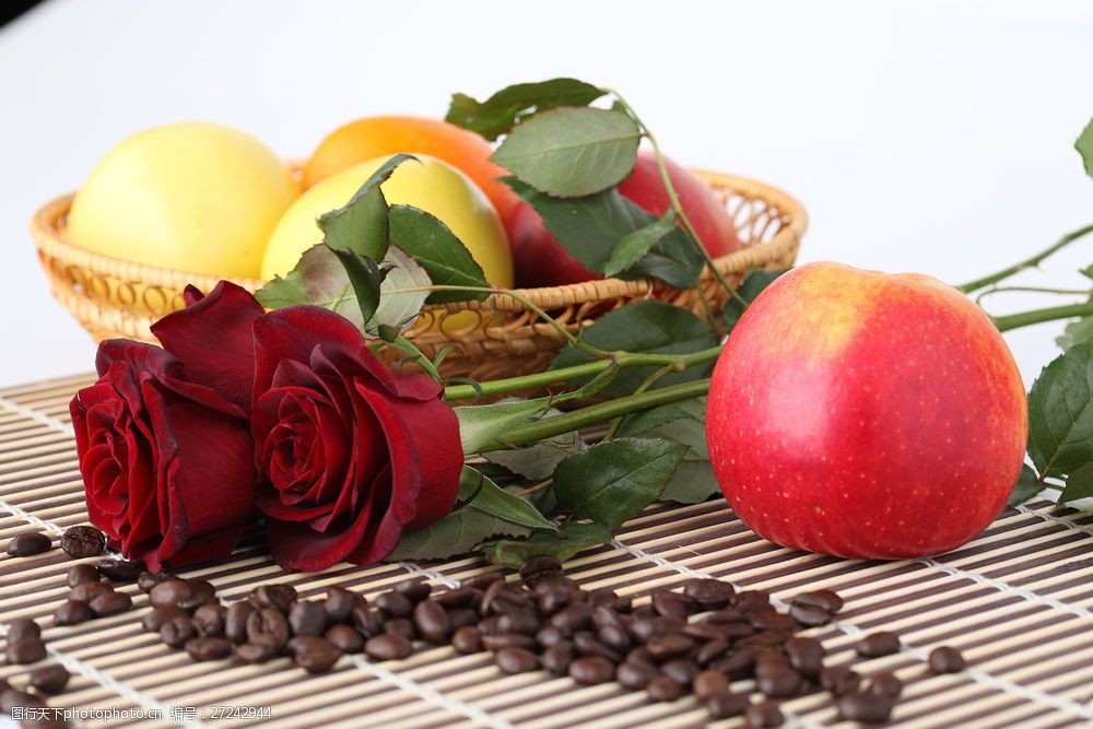 关键词:苹果与咖啡图片素材 新鲜苹果 水果 咖啡豆 玫瑰花 鲜花 花朵
