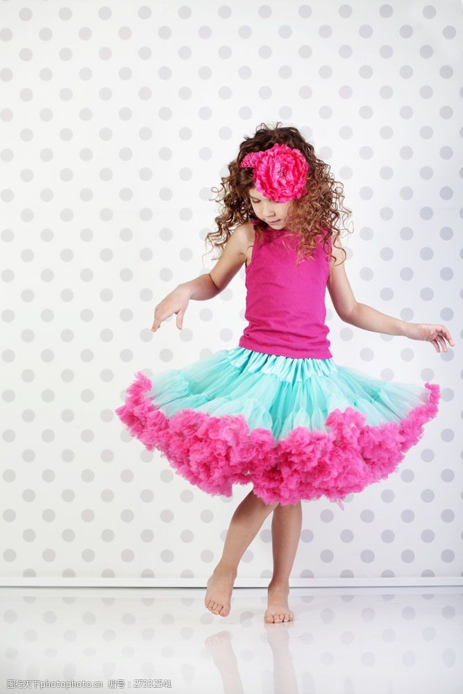 穿着花裙子的女孩图片
