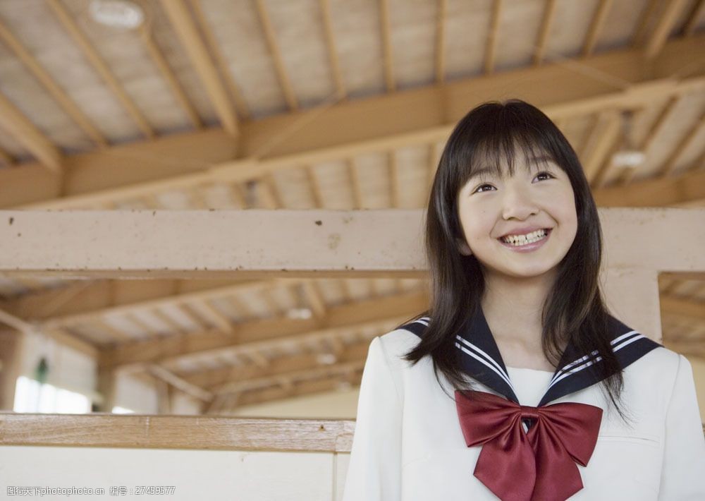 开心笑容的美少女图片