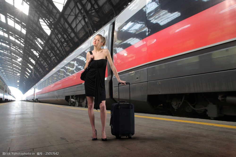 拉行李箱的女人图片