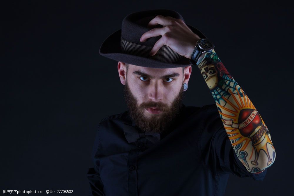 戴帽子纹身的时尚男人图片