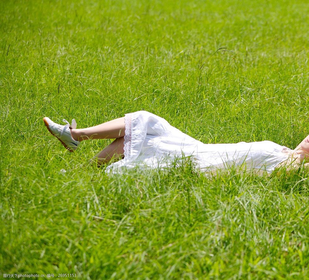 平躺在草地上图片