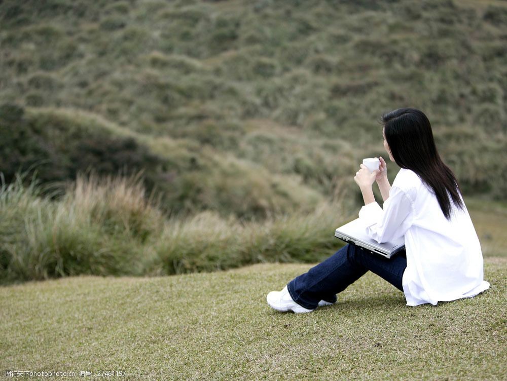 女子品茶读书背影图片图片