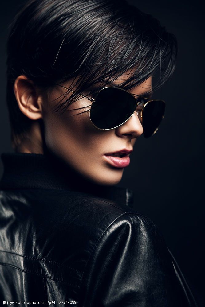 戴太阳镜的外国美女图片