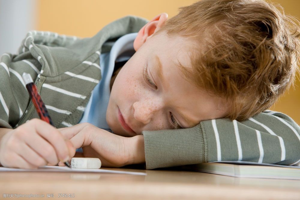 外国小男孩 课桌 趴着 书本 手势 手 拿着 笔 橡皮 做功课 做作业